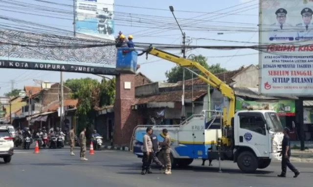 Pemkab Cirebon, Tertibkan Kabel Telekomunikasi Yyang Semrawut di Kecamatan Sumber