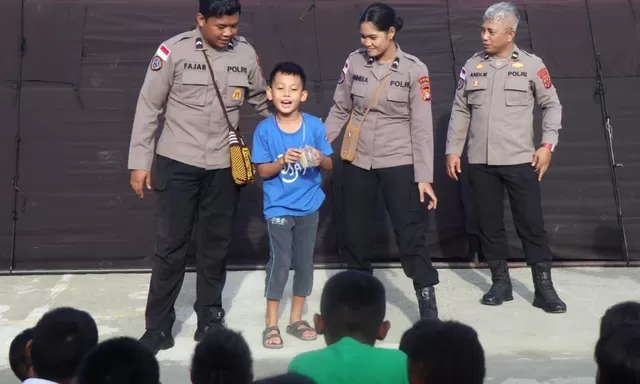 Satgas Ops Damai Cartenz Bagikan Kebahagiaan di Hari Paskah