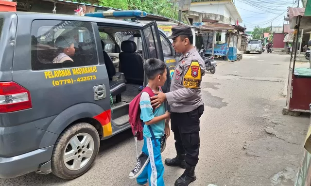 Program "Si Amru", Polsek Batu Ampar Antar Murid Pulang Sekolah dengan Penuh Kepedulian