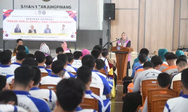 Jadilah Pelopor Hidup Sehat, Dewi Ansar Ajak Siswa SMA Negeri 1 Tanjungpinang Lawan Kanker