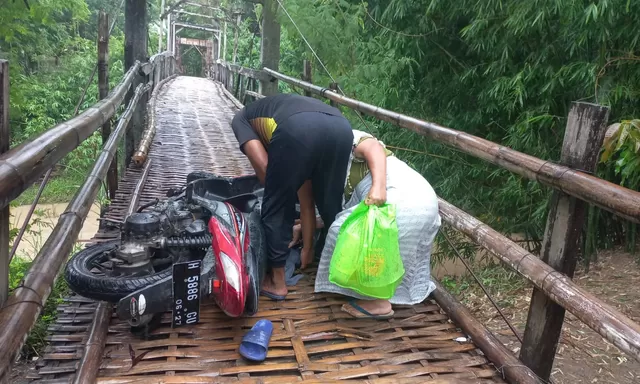 Hati-Hati Jembatan Bambu Sungai Blorong Licin saat Hujan