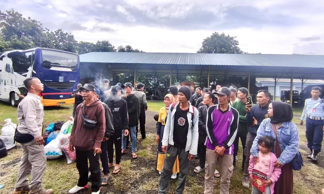 Pemprov Jateng Pulangkan 100 Warga Terdampak Banjir Sumatra