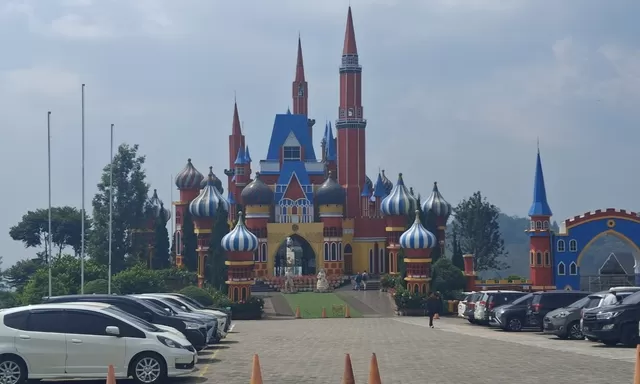 Wisata Subang jadi magnet liburan sekolah, D’Castello diserbu wisatawan keluarga