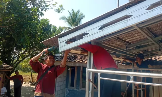 Episode Baru Program 'Ganti Atap Rumah Wartawan' untuk Jurnalis Promedia Group di Sukabumi: Dulu Atapnya Bising, Kini Terasa Lebih Tenang
