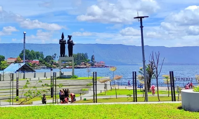 Menikmati Plesiran Pantai Bebas Parapat di Tepi Danau Toba