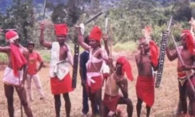 Memahami Makna Ikat Kepala Merah Kain Berang  Suku Huaulu di Pulau Seram