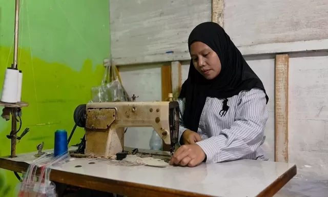 Bangkit dari Dampak Pandemi Bersama PNM Mekaar, Ibu Ila Ubah Mesin Jahit Jadi Harapan Baru bagi Keluarga