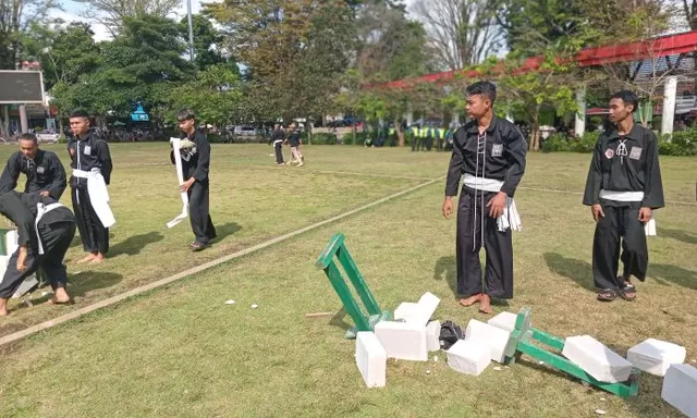 Pesilat dan Kado Tumpeng Singkong Semarakkan Hari Bhayangkara ke 79
