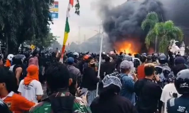 Demontrasi di Cilacap Ricuh, Kantor DPRD Dijarah dan Dibakar