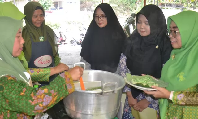 Peringati Hari Santri Nasional 2025, PAC Muslimat NU Bikin Lomba Masak Singkong