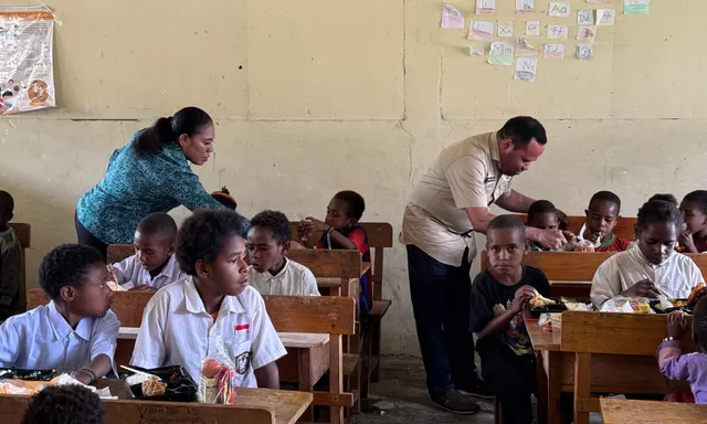 Pj Bupati Marthen Kogoya Pantau Pelaksanaan Program Sarasehans di SD Inpres Anawi