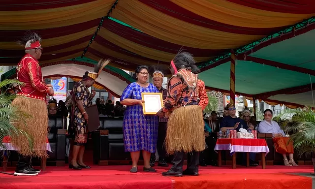 Meki Nawipa Beri Penghargaan kepada 20 Pendiri Kabupaten Mimika