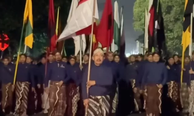 Jejak Dua Abad Tradisi Mubeng Beteng Keraton Yogyakarta