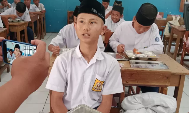 Siswa MTs Muhammadiyah Gunung Manik Senang Makan Bergizi Gratis Prasmanan, Bisa Nambah
