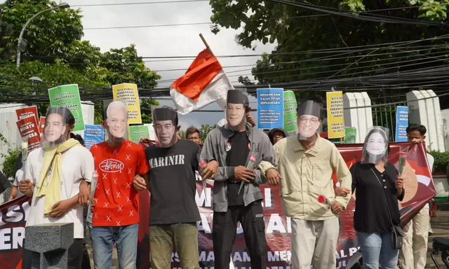 Aksi JIMI Dukung Persatuan Pasca Pemilu 2024: Ada Topeng Prabowo, Megawati, Jokowi dan Surya Paloh Bergandengan Tangan