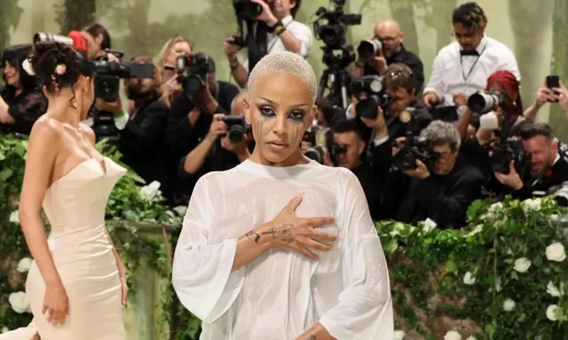 Pakai Handuk, Doja Cat Datang ke Met Gala 2024 Kebasahan