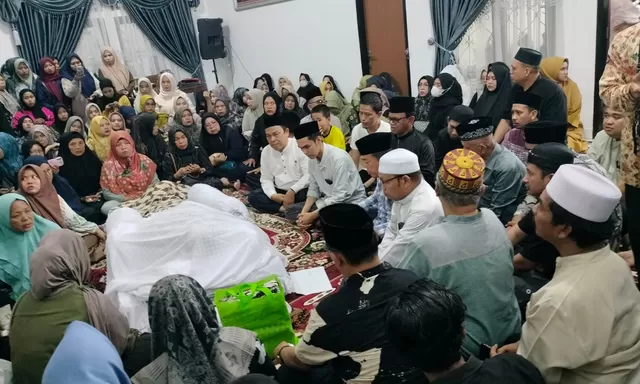 Al Haris Melayat ke Rumah Duka Rektor UIN Alm Prof Asad Isma
