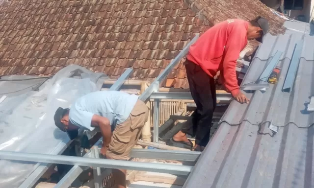 Tak Lagi Khawatir Asbes dan Plafon Lapuk, Jurnalis Promedia Group Asal Lembang Bersyukur Atap Rumahnya Diganti Alduro