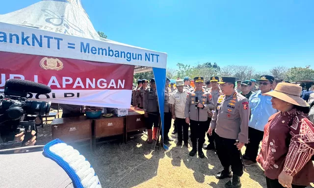 Polri Perkuat Penanganan Gempa NTT, Kapolri Tinjau Lokasi Terdampak dan Serahkan Bantuan