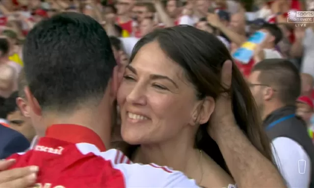 Mikel Arteta Mencium Istrinya Lalu Menangis Saat Arsenal Mengangkat Trofi Liga Premier