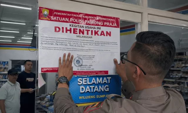 Belum Dilengkapi Izin, Satpol PP Sumedang Segel Minimarket di Wado