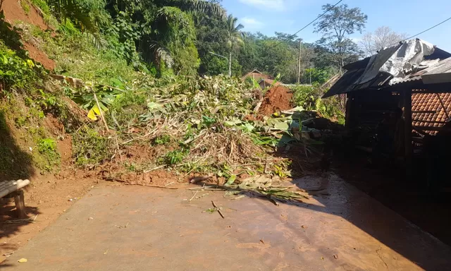 Tanah Longsor Terjang Surian, Dua Motor Warga Tertimbun Tanah