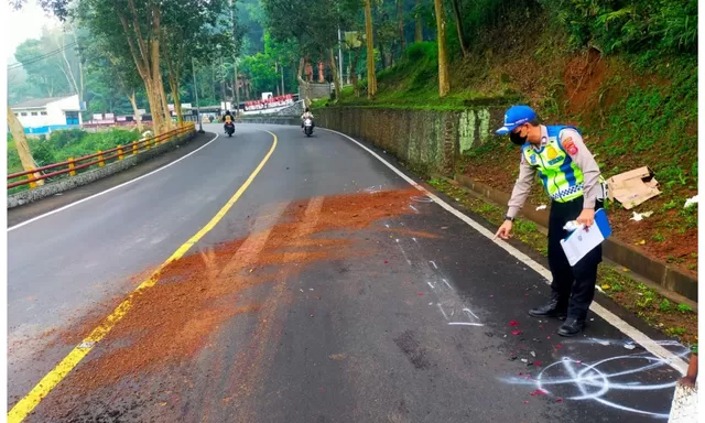 Kecelakaan Maut di Cadas Pangeran, Pengendara Motor Tewas Ditabrak Minibus