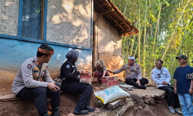 Kabid Humas Polda Jabar Sambangi Lansia Sebatang Kara di Jatinangor