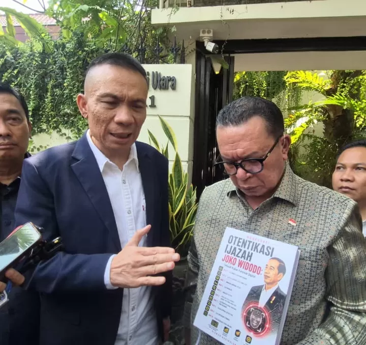 Rismon Serahkan Buku Forensik Digital ke Jokowi, Siap Ungkap Fakta di Sidang Tudingan Ijazah Palsu