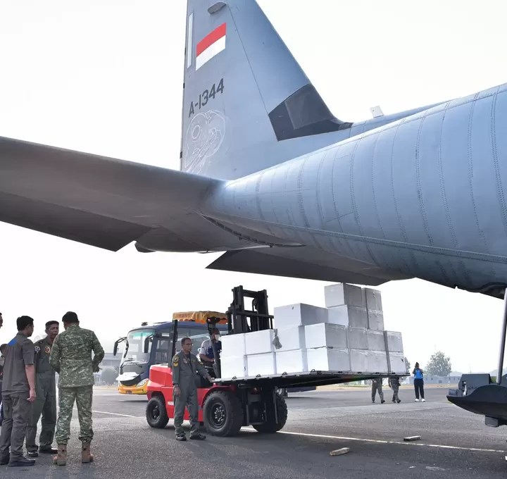 TNI Kirim 9,6 Ton material modifikasi cuaca percepatan penanganan karhutla di Kalsel