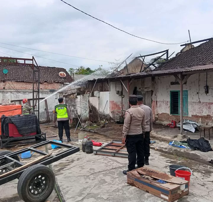 Gudang Rumah di Talun Blitar Terbakar Siang Hari, Korsleting Listrik Diduga Jadi Pemicu