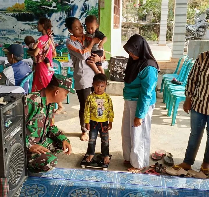 Wujud Dukungan Kesehatan, Babinsa dan Bidan Desa Dampingi Posyandu ILP di Ngaringan Blitar