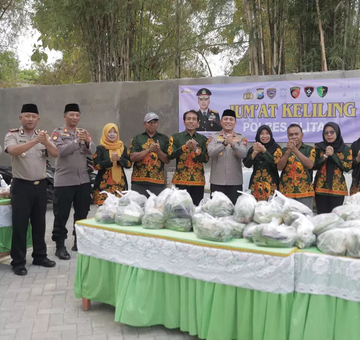 Polres Blitar Perkuat Kedekatan dengan Warga Lewat Jumat Keliling dan Layanan Sosial