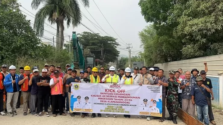 Dukung Mobilitas Warga, Betonisasi Jalan Kampung Cibugis Mulai Direalisasikan