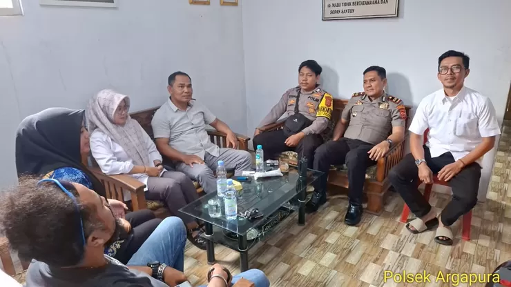 Jalin Silaturahmi Kamtibmas, Kapolsek Argapura Bersama Anggota Sambangi Perangkat Desa Sukadana