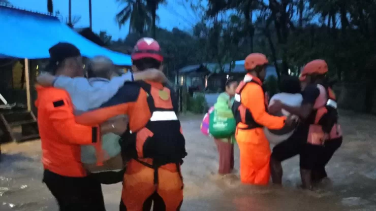 Gerak Cepat, Tim Gabungan BPBD Tapanuli Tengah Evakuasi Warga Terdampak Banjir di Empat Kecamatan