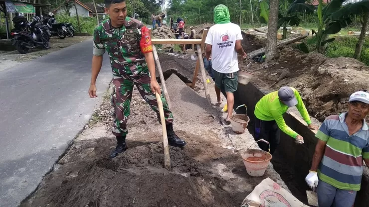 Babinsa Denggungan Turun Tangan Bangun Talud, Wujud Nyata TNI Bersama Rakyat Perkuat Akses Jalan Desa