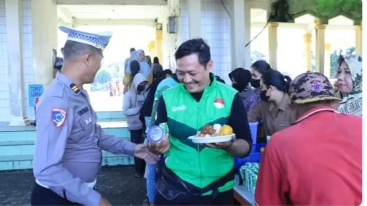 Warung Polri Presisi Masuk Pekan Ke-16, Polres Labuhanbatu Bagikan 350 Porsi Makanan Gratis untuk Warga