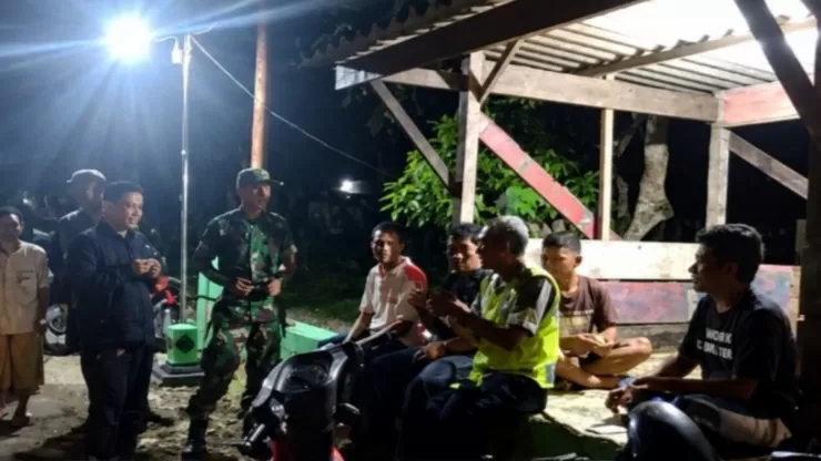 Babinsa Koramil 12/Eromoko Bersinergi dengan Linmas Jaga Keamanan Wilayah pada Malam Hari