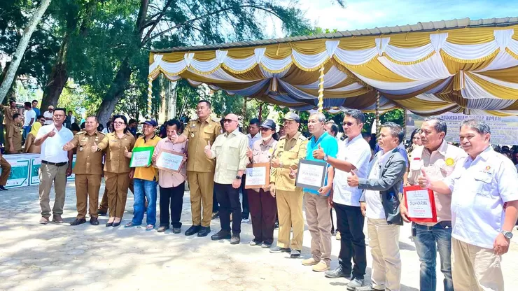 Senyum Haru Petani Toba Saat Sabam Rajagukguk Resmikan Pembangunan Irigasi dan Beri Alsintan