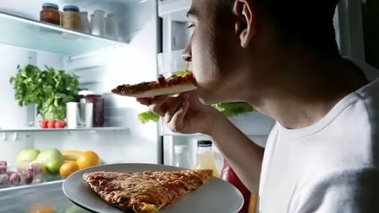 Kebiasaan Makan Saat Begadang Bisa Bikin Gendut Lho...
