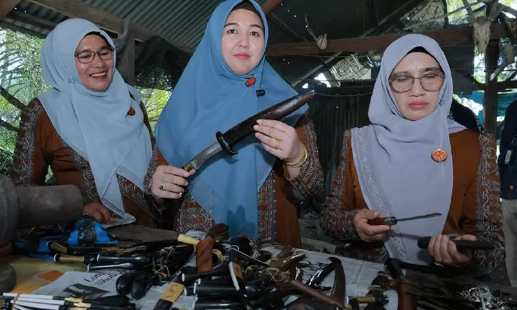 Dekranasda Aceh Besar Dorong Regenerasi Perajin Rencong