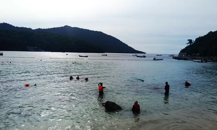 Menikmati senja dipantai "sorga bawah laut" Pulau Rubiah