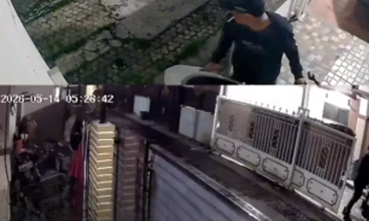Aksi Maling Motor di Jatiwaringin Terekam CCTV, Honda PCX Putih Raib dari Teras Rumah