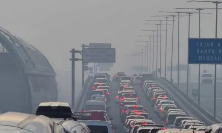 Warga Serbu Jalur Wisata saat Long Weekend, Tol Arah Puncak dan Bandung Padat Merayap