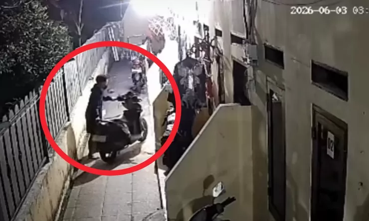 Detik-detik Maling Gasak Motor Penghuni Kontrakan di Jatiasih Bekasi, Aksinya Terekam CCTV