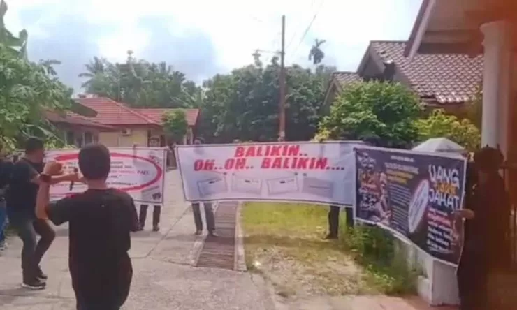 Ngakak, Keluarga Selegram Pekanbaru Berdarah Aceh Didatangi Penagih Hutang sambil Joget-Joget