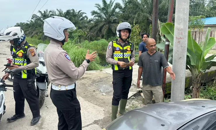 Macet Panjang di KM 75 Lintas Timur Pelalawan Berhasil Diurai dan Lancar, Satlantas Lakukan Penindakan Tegas