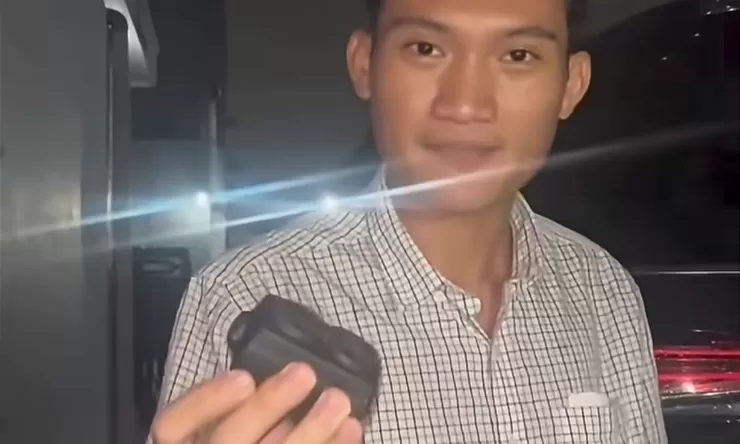 Mantan Ketua BEM KM UGM Tiyo Ardianto Menemukan Benda Diduga Alat Pelacak  di Kendaraannya