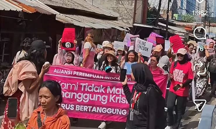 Aliansi Perempuan Indonesia Membawa Panci Turun ke Jalan Meminta Harga Pangan Diturunkan